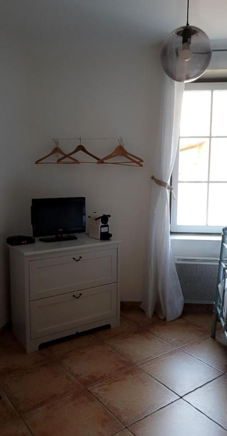 Auberge Le Lupin Blanc Revest-des-Brousses Bagian luar foto